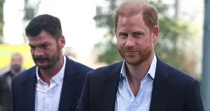 Prens Harry aylar sonra ilk kez babasıyla görüştü!