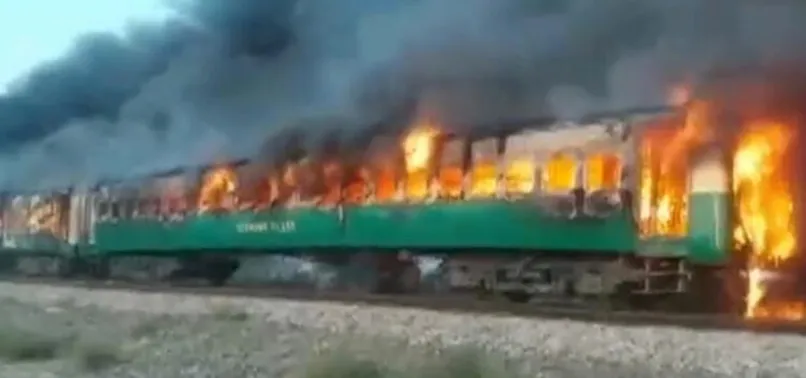 Son dakika: Pakistan'da tren yangını faciası