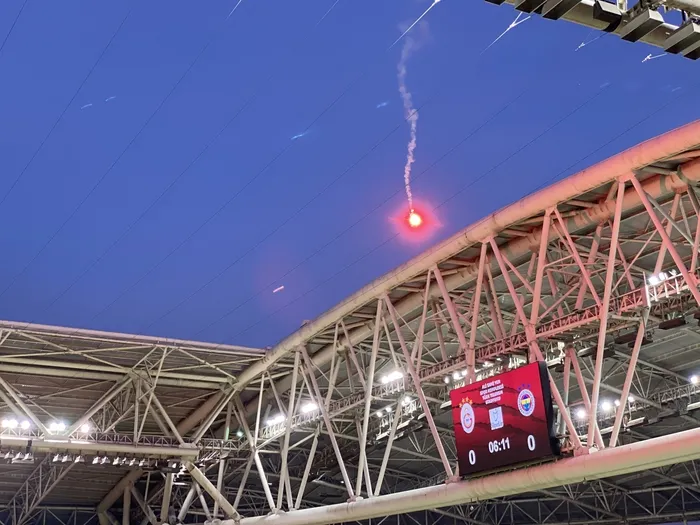 Seyircisiz oynanan Galatasaray-Fenerbahçe derbisinde sahaya meşale atıldı - 1