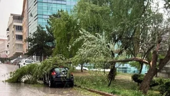 Ankara’da yollar göle döndü ağaçlar devrildi!