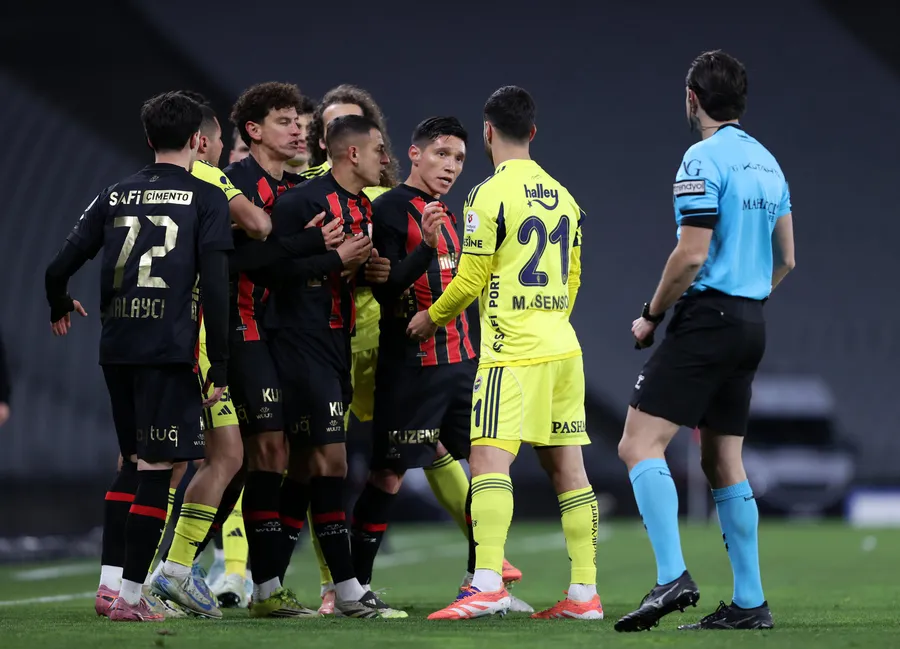 fenerbahcede-gece-yarisi-operasyonu-yonetim-acil-toplandi-tedesco-gidiyor-mu-1773433077012.jpg Fenerbahçe’de gece yarısı operasyonu! Yönetim acil toplandı: Tedesco gidiyor mu? - 4