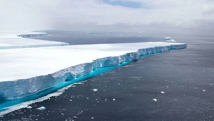 Korkulan olmadı! Buzdağından kopan 152 milyar ton su büyük panik yarattı