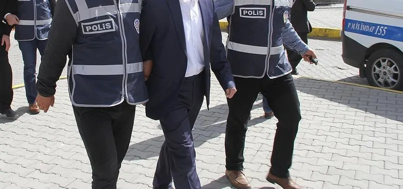 Silah kaçakçısının evinden FETÖ elebaşının kitapları çıktı