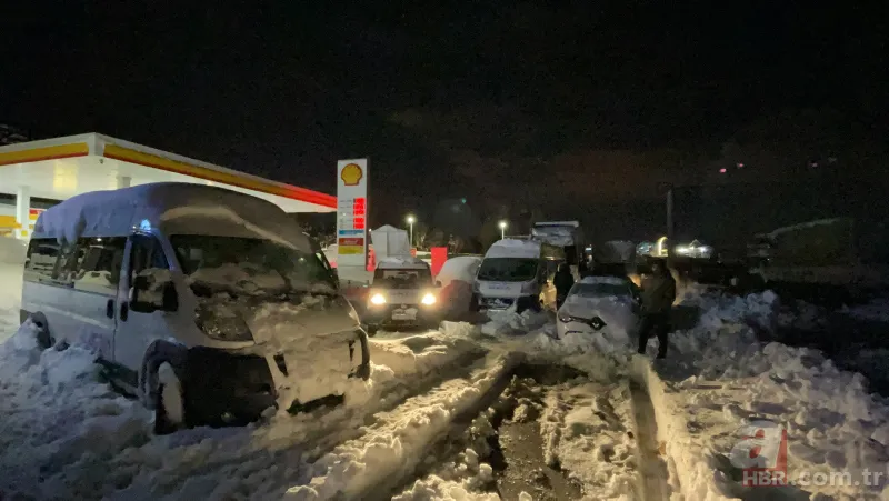 İstanbul'da sürücülerin kar çilesi sürüyor: Hadımköy'deki trafik yoğunluğu havadan görüntülendi! Kilometrelerce araç kuyruğu oluştu 12