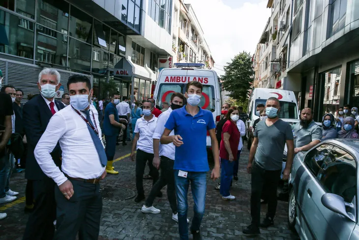 son-dakika-gaziosmanpasada-duvar-coktu-cok-sayida-itfaiye-ve-ambulans-olay-yerine-sevk-edildi-1598001851152.jpg