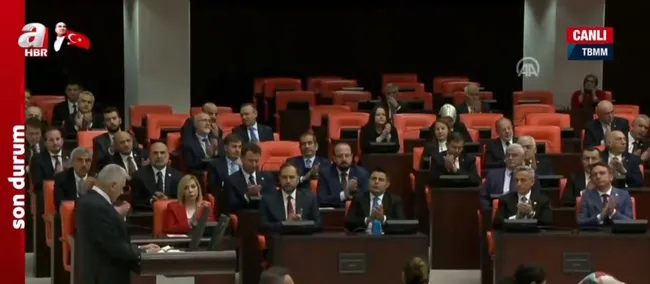 tbmm-103-yasinda-binali-yildirim-elinde-bayrakla-istiklal-marsi-okudu-1682252021282.jpg TBMM 103 yaşında! Binali Yıldırım elinde bayrakla İstiklal Marşı okudu - 2