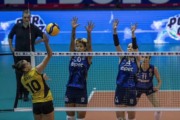 Son dakika: VakıfBank Fenerbahçe’yi yenerek Kupa Voley şampiyonu oldu
