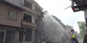 bakan-murat-kurum-depremin-meydana-geldigi-duzcede-bina-yikim-calismasina-katildi-1669552082111.jpg Bakan Murat Kurum, depremin meydana geldiği Düzce'de bina yıkım çalışmasına katıldı - 3