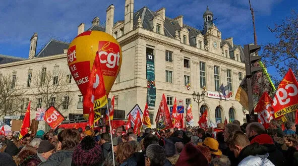 Fransa’da flaş grev kararı! İşçiler elektrik üretimini kısıtladı