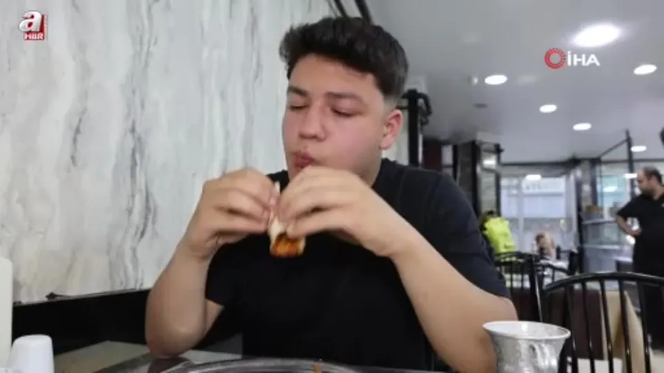 Bir oturuşta 15 lahmacun yiyor