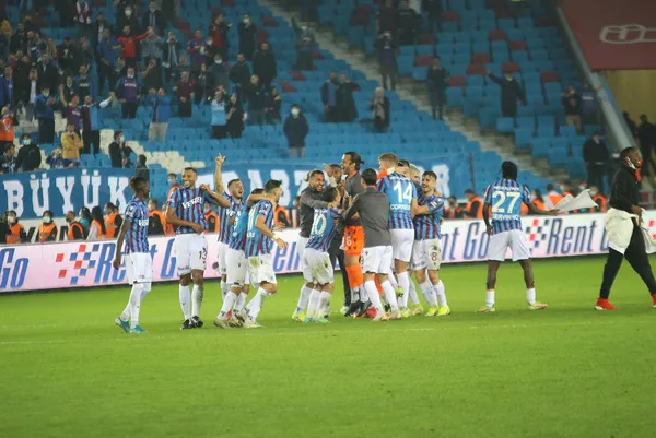 Trabzonspor teknik direktörü Abdullah Avcı’dan Fenerbahçe maçı sonrası şampiyonluk sözleri! Bu maçın şehir için ne ifade ettiğini biliyorum