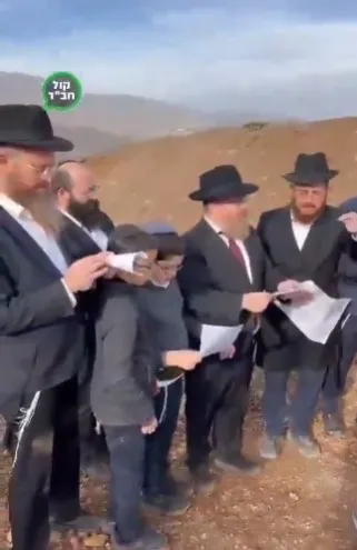 israilli-orgutten-arzi-i-mevudu-gerceklestirme-plani-once-lubnan-sonra-suriye-1734863998411.jpg Lübnan'ın güneyinde toprakların Yahudilere ait olduğunu iddia eden bir grup fanatik Siyonist (X)