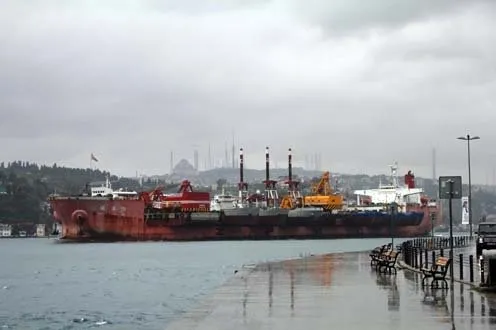 Dev nakliye gemisi İstanbul Boğazı’nda