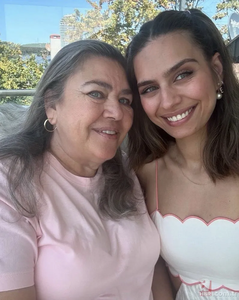 Mesut Özil'in güzel eşi Amine Gülşe annesiyle poz verdi! O fotoğrafa yorum yağdı! Minik kızları... 5