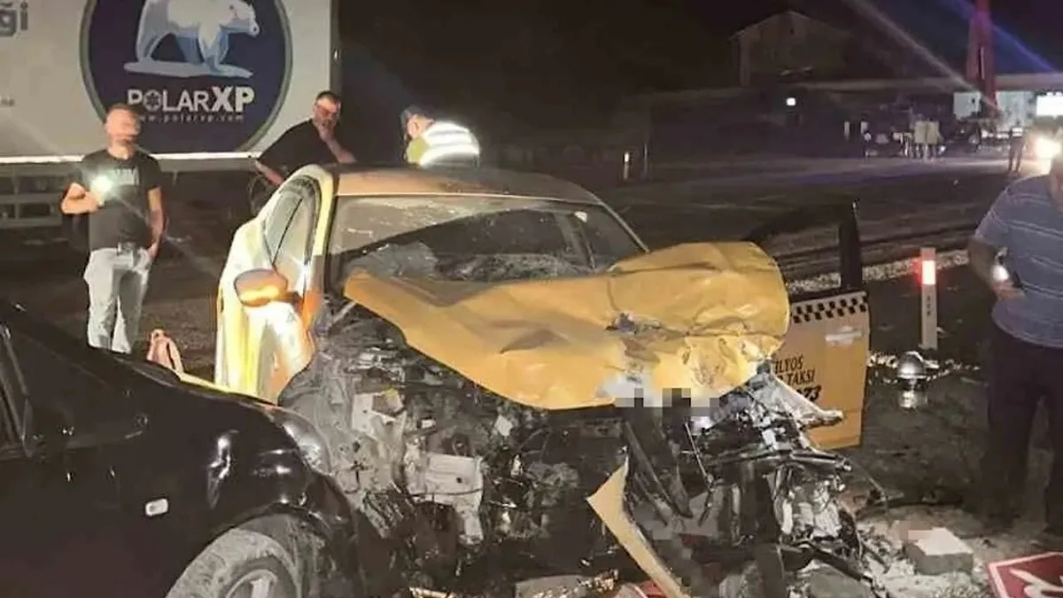 Çaycuma'da ticari taksi tıra arkadan çarptı: 1 yaralı