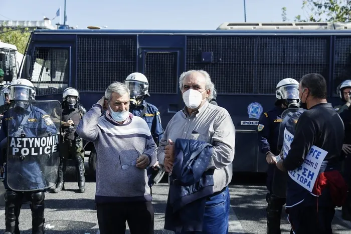 Yunanistan’da çiftçiler sokaklara döküldü