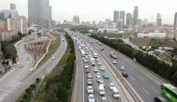 atasehir-temde-zincirleme-kaza-5-arac-birbirine-girdi-trafik-durma-noktasina-geldi-1648820722620.jpg Ataşehir TEM’de zincirleme kaza! 5 araç birbirine girdi, trafik durma noktasına geldi - 1