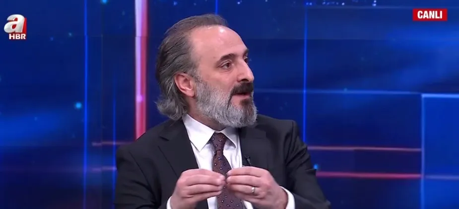amerika-rusya-ve-cin-yeni-duzenin-uclu-masasi-savas-pastasini-bolusecekler-1778705668650.jpg in’in diplomatik tavrına ilişkin değerlendirmelerde de bulunan Övür, Pekin yönetiminin uzun vadeli ve kontrollü hareket ettiğini söyledi.(Fotoğraf: ahaber.com.tr - ekran görüntüsü)