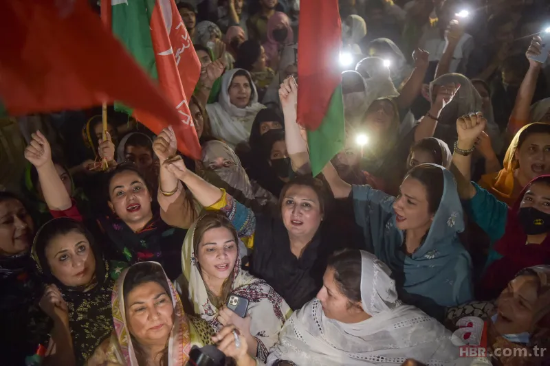 Imran Khan'ın destekçileri Pakistan'da sokağa döküldü! Muhalefete "ABD'nin hainleri" tepkisi 17