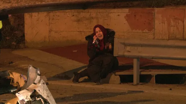 1647468593192.jpg Önce bariyerlere girdi sonra camdan fırlayarak taklalar attı! İstanbul'da gece yarısı feci kaza - 3