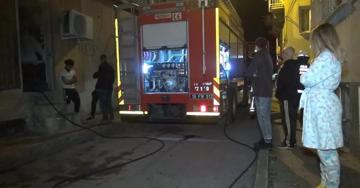 Bursa'da bu kadarına pes dedirten hareket! Evi yanarken canlı yayın yaptı
