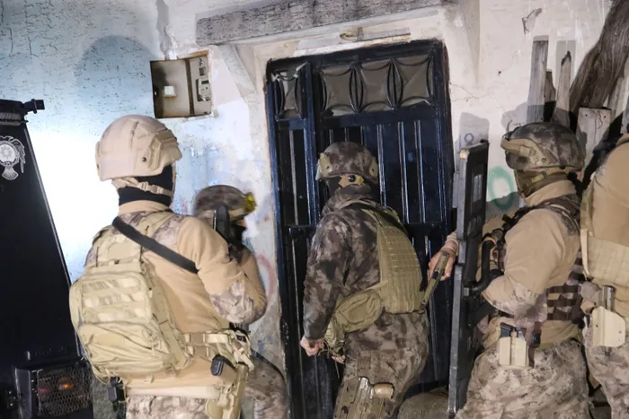 Son dakika: Adana’da şafak vakti DEAŞ operasyonu! Zırhlı araçla kapı açıldı: 3 gözaltı - 5