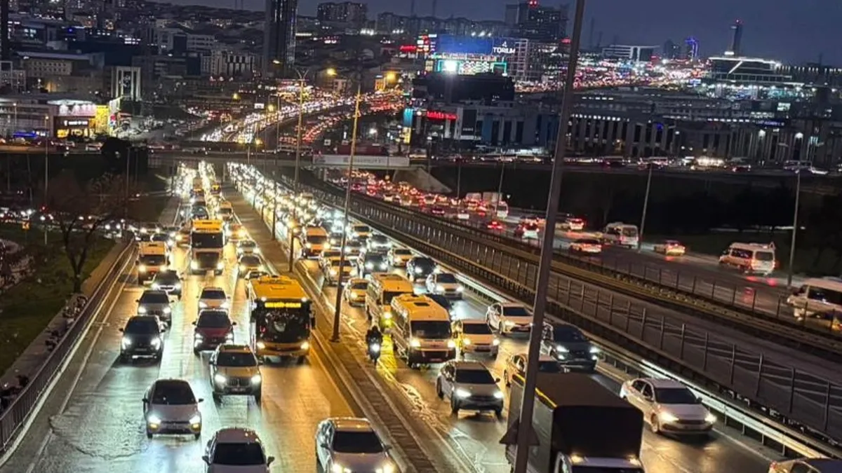 İstanbul trafiği kilit! Yoğunluk yüzde 89 oldu