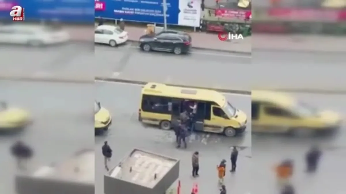 Küçükçekmece'de dolmuş şoförünün yolcuyu darp ettiği anlar kamerada