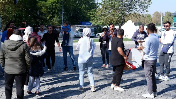 meteoroloji-5-gunluk-hava-durumu-raporunu-yayinladi-soguklar-yurdu-terk-etti-sicakliklar-30-dereceyi-bulacak-p-1666684422805.jpg Meteoroloji 5 günlük hava durumu raporunu yayınladı! Doğuda eksi 8 batıda 30 derece sıcaklık | Pastırma sıcakları... - 11
