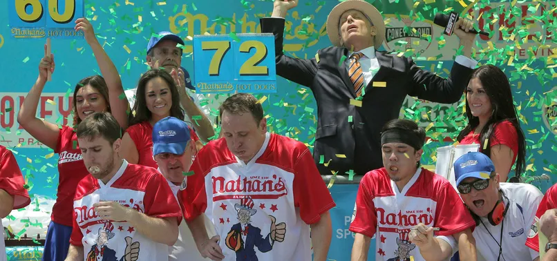 10 dakikada 72 sosisli sandviç yedi