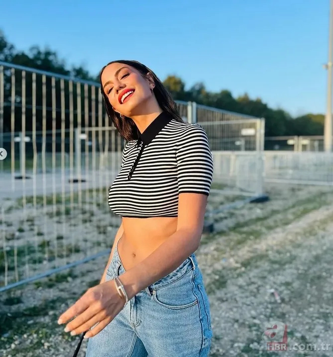 Oyuncu Demet Özdemir annesinin ikizi çıktı! Genç kızlara taş çıkarıyor! Anne kızın şaşırtan benzerliği... 6