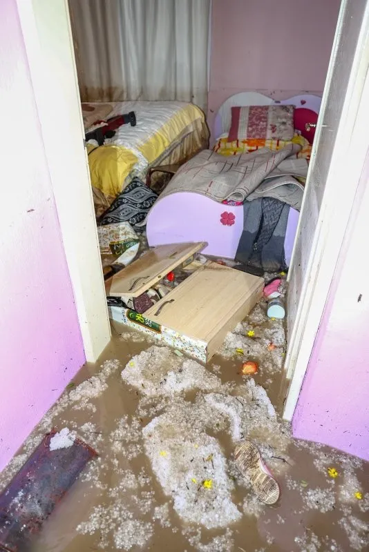 Son dakika: İzmir'de görülmemiş felaket! Hortum araçları 10 metre havaya kaldırıp binaların üzerinden savurdu