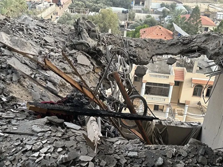 İşgalci İsrail kana doymuyor: Gazze’deki mülteci kampı yerle bir oldu! Ölenler arasında çocuklar da var