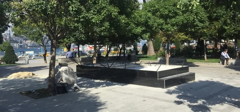 CHP'li İBB'nin işgali son buldu! Kaçak heykeli kaldırdılar
