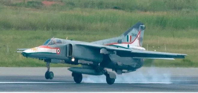 Son dakika: Hindistan’da MiG-27 tipi savaş uçağı düştü
