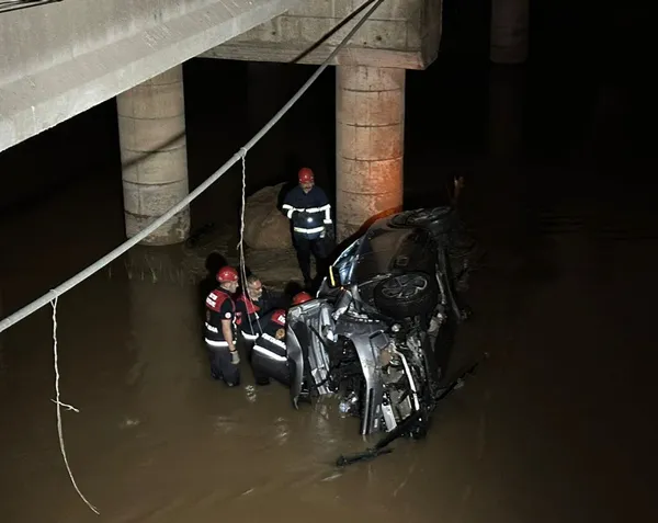 1714879246220.jpg Kontrolden çıkan otomobil Kızılırmak’a uçtu! - 1