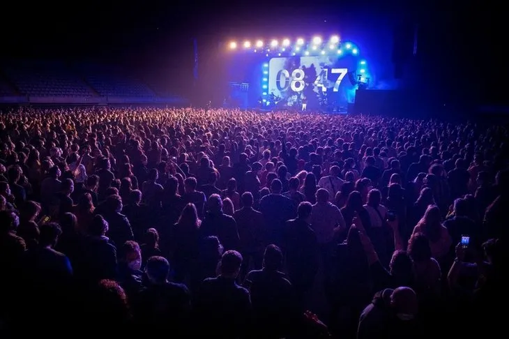 Son dakika | Sosyal mesafe kuralını tartışmaya açan deney! 5 bin kişilik konser sonrası vaka tespit edilemedi
