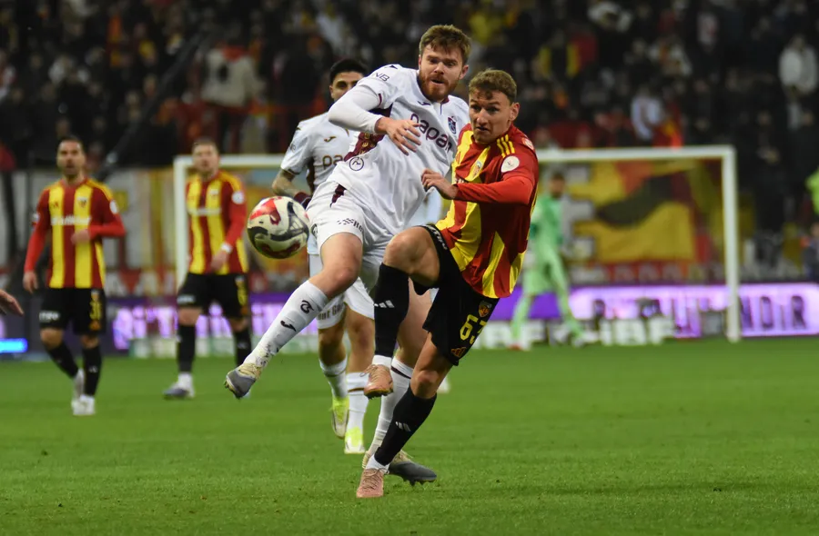 firtina-deplasmanda-doludizgin-trabzonspor-3-puani-3-golle-aldi-1773083483572.jpg Fırtına deplasmanda doludizgin! Trabzonspor 3 puanı 3 golle aldı - 6