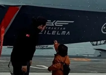 TCG Anadolu'ya yoğun ilgi! Ziyarete gelen küçük çocuktan Selçuk Bayraktar'a duygulandıran video: Ne hayaller kurdum bilseniz...
