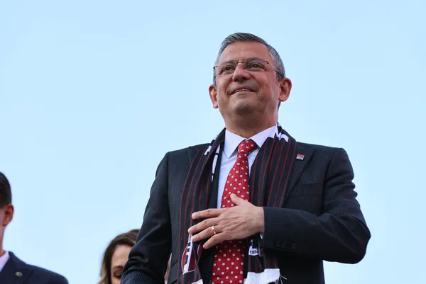 chp-lideri-ozgur-ozelin-ip-cambazligi-tepkiler-pes-pese-geldi-tipitip-ve-emanetci-arkadas-1711770800609.jpg CHP lideri Özgür Özel’in "İP" cambazlığı! Tepkiler peş peşe geldi: “Tipitip” ve “emanetçi arkadaş” - 4