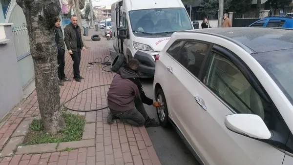 bursada-sevgilisiyle-kavga-eden-genc-hincini-sokaktaki-araclardan-aldi-tam-13-aracin-1641810452910.jpg Bursa’da sevgilisiyle kavga eden genç hıncını sokaktaki araçlardan aldı: Tam 13 aracın… - 1