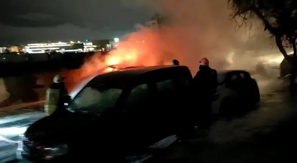 istanbulda-dogal-gaz-borusu-patladi-3-arac-alev-aldi-1674846858715.jpg İstanbul'da doğal gaz borusu patladı: 3 araç alev aldı - 3
