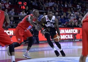 Beşiktaş galibiyetle başladı