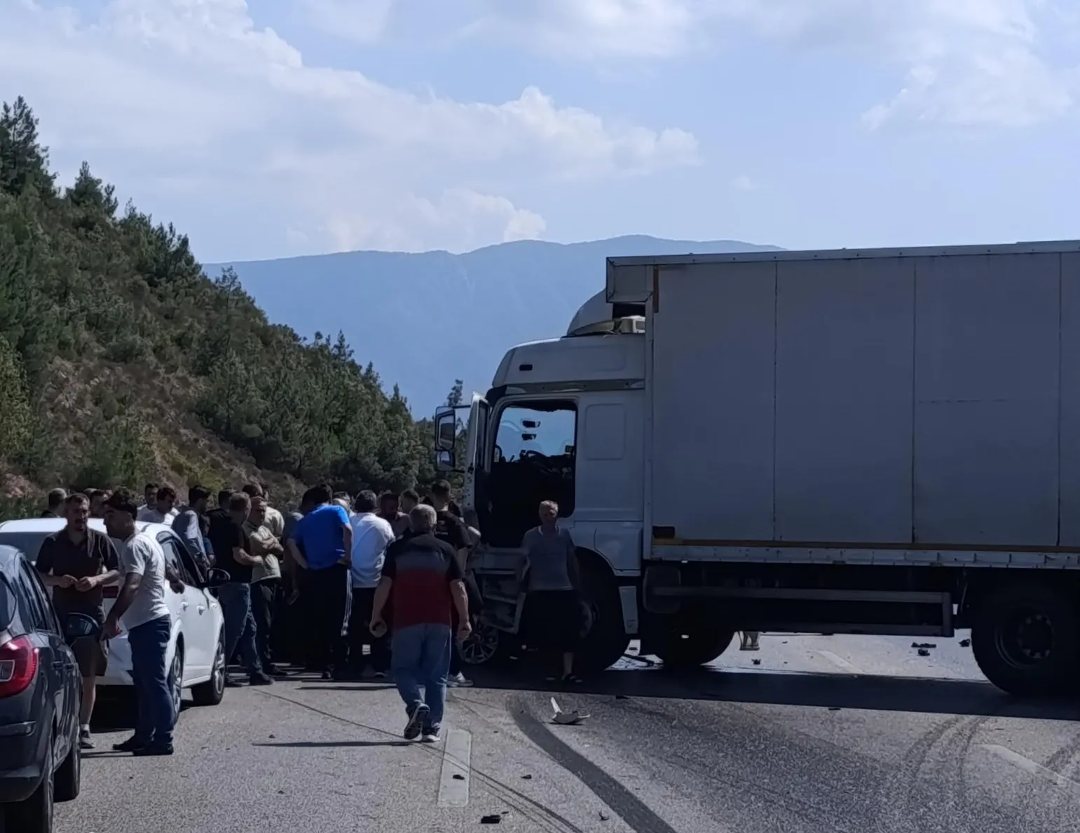 Bursa'daki Kamyonun Otomobillerine Çarpması: 1 Ölü, 2 Yaralı