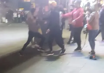 İstanbul'da aynı yerde iki grubun kavgası kamerada! Tekme ve yumruklar havada uçuştu