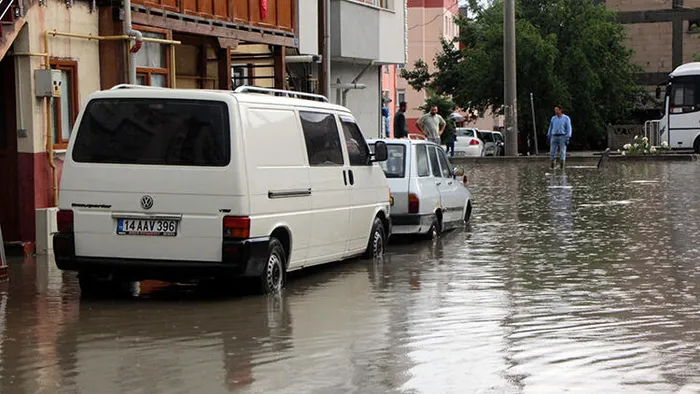 Bolu'da sağanak yağış su baskınlarına neden oldu - 1