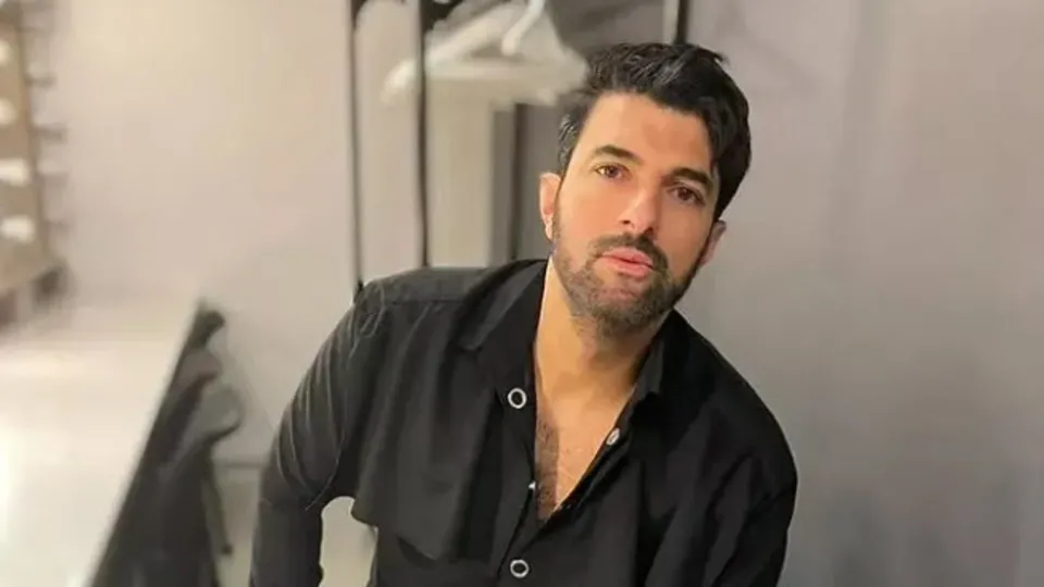 Engin Akyürek ‘dünyanın en yakışıklı erkeği’ seçilmişti! Ortaya çıkan fotoğrafı şaşkına çevirdi