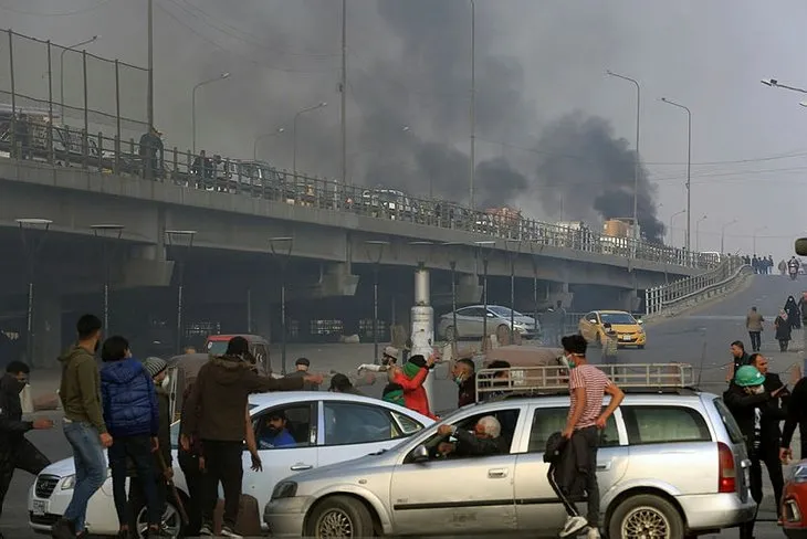 Son dakika: Irak’ta sokaklar karıştı! Göstericiler meydanlara indi, yolları kapattı