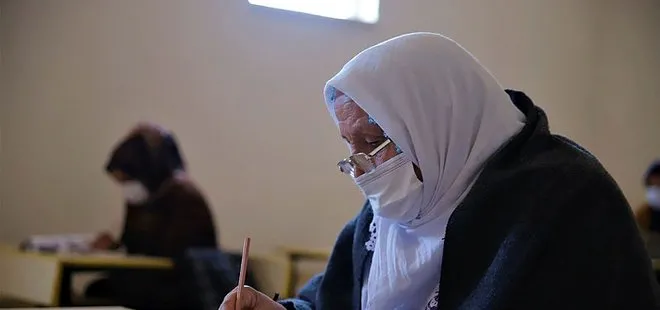 Kur’an-ı Kerim okumak için 70 yaşında okuma yazma öğreniyor