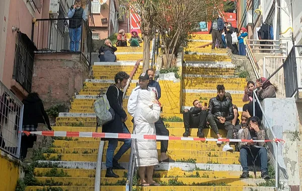 İstanbul Şişli’de pansiyonda yangın! Valizlerini alıp sokağa kaçtılar - 3
